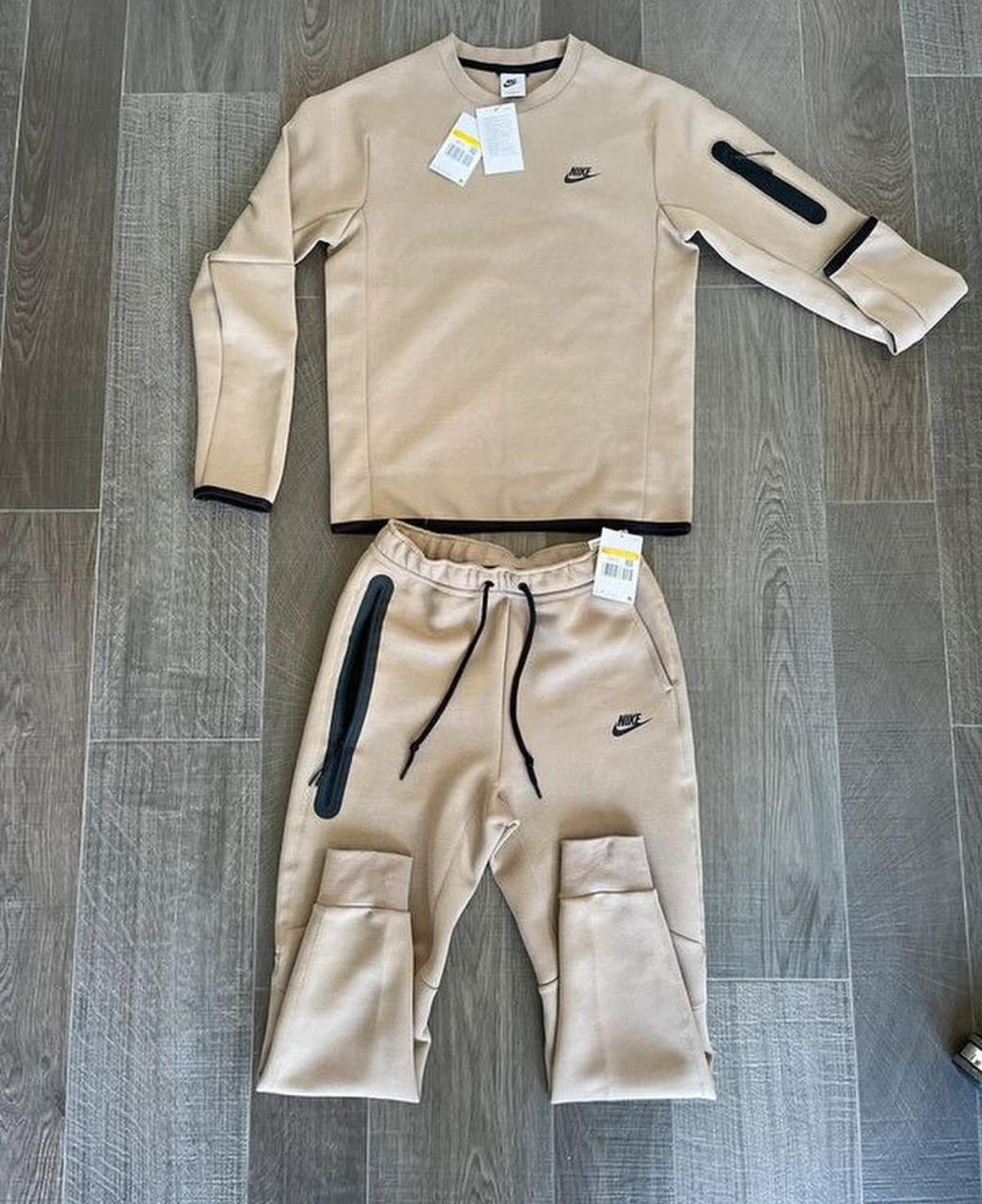 Conjunto NK Sportswear Tech Fleece