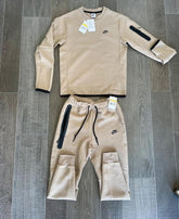 Conjunto NK Sportswear Tech Fleece