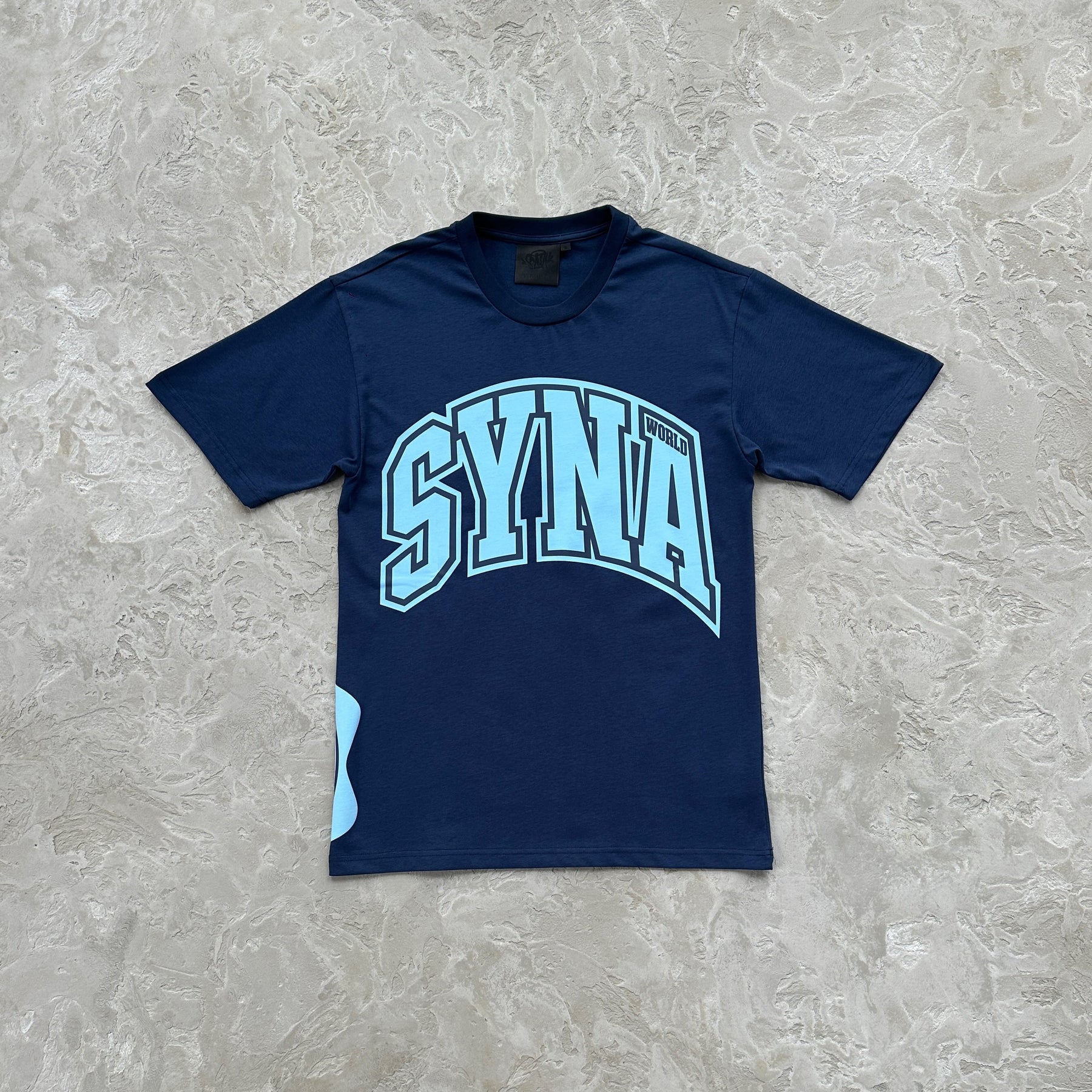 Camiseta College Syna World