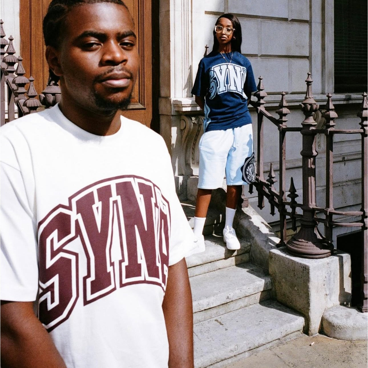 Camiseta College Syna World