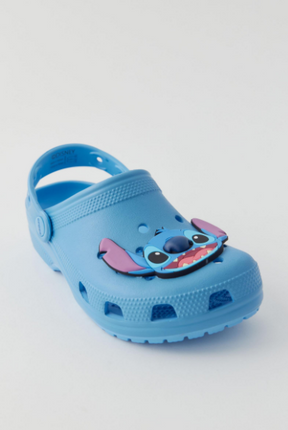 KIT STITCH DIA DAS CRIANÇAS - PELÚCIA GIGANTE STITCH, 1 COPO STANLEY, 1 CROCS E 1 PACK DE JIBBITZ