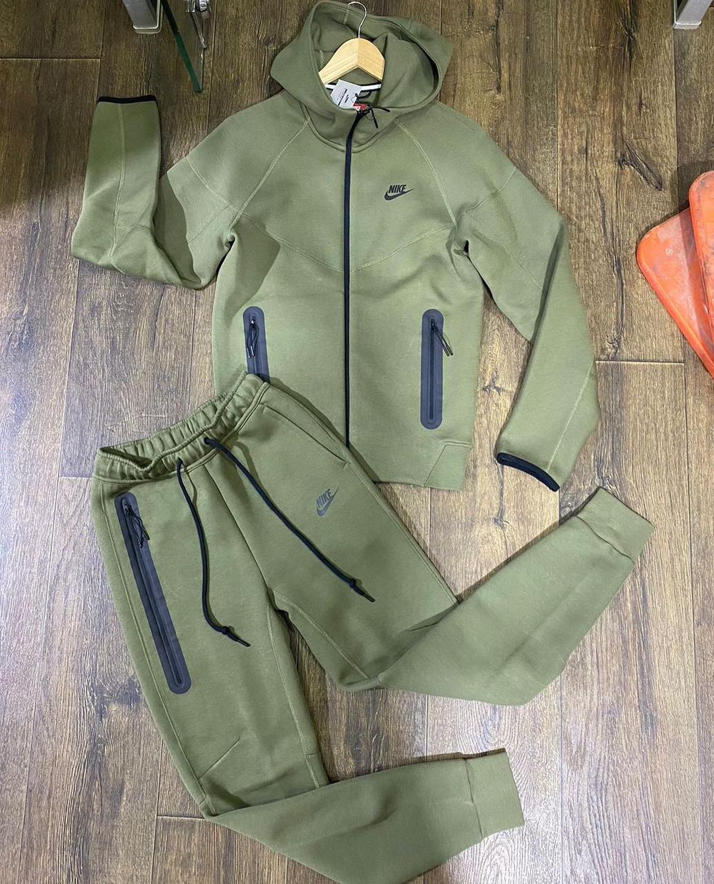 Conjunto NK Sportswear Tech Fleece